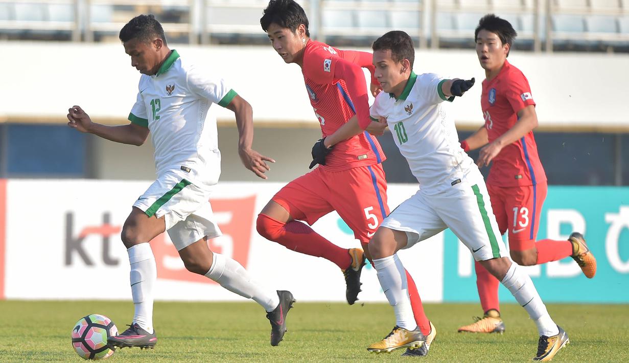Bek Indonesia U-19, Muhammad Rifad Marasabessy, berusaha melewati pemain Korea Selatan (Korsel) pada kualifikasi Piala Asia U-19 2018 di Stadion Paju, Sabtu (4/11/2017). Korsel menang 4-0 atas Indonesia. (AFP/Kim Doo-Ho)