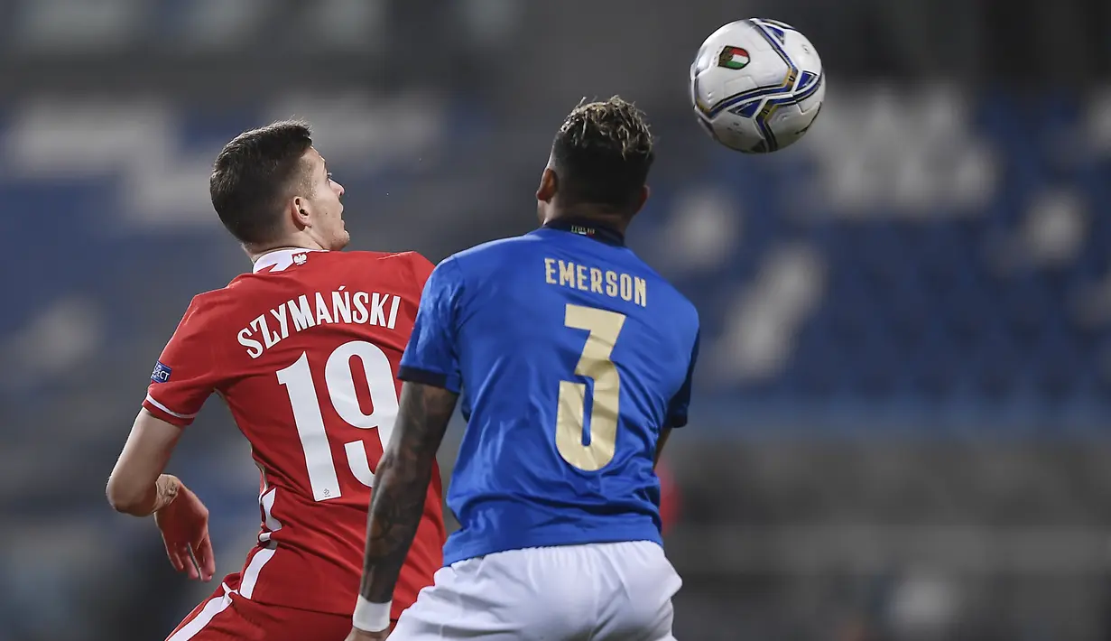 Bek Italia, Emerson Palmieri berebut bola  dengan gelandang Polandia, Sebastian Szymanski pada pertandingan UEFA Nations League di Stadion Mapei, di Reggio Emilia, Italia, Minggu (15/11/2020). Italia menang atas Polandia 2-0. (Fabio Ferrari/LaPresse via AP)