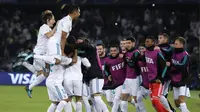 Para pemain Real Madrid merayakan gol yang dicetak Cristiano Ronaldo ke gawang Gremio pada laga final Piala Dunia Antarklub di Stadion Syeikh Zayed, Abu Dhabi, Sabtu (16/12/2017). Real Madrid menang 1-0 atas Gremio. (AP/Hassan Ammar)