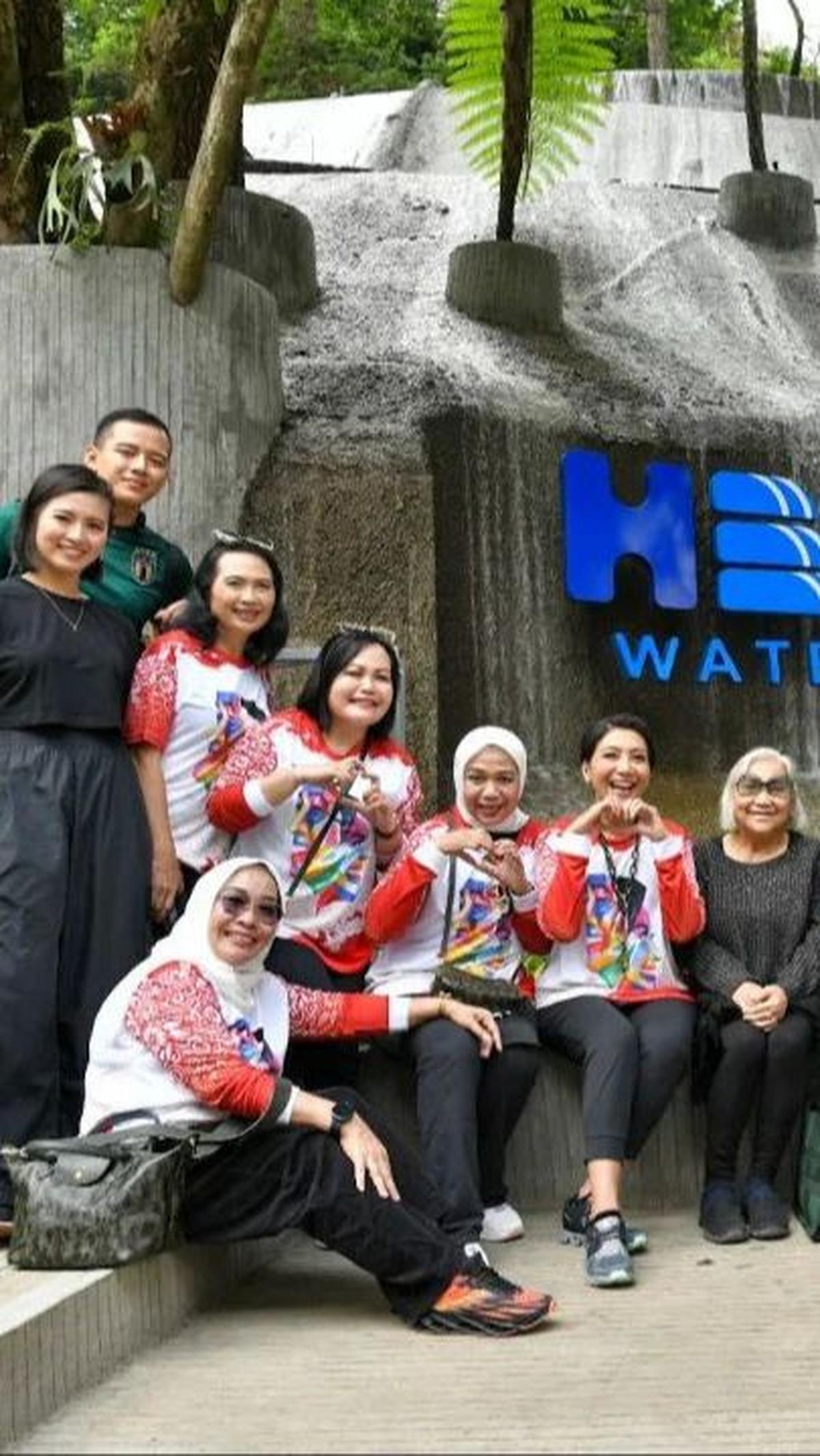 Seperti terlihat dalam beberapa potret, Hafiz berdiri di samping Angela dengan mengenakan kaos berwarna hijau tua. <br>