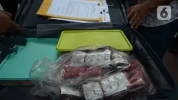 Barang bukti kasus narkoba di Apartemen Kalibata City ditunjukkan dalam konferensi pers di Polda Metro Jaya, Jakarta, Rabu (15/7/2020). Dit Narkoba Polda Metro Jaya meringkus wanita berinisial TI alias II dengan barang bukti 15.000 butir pil ekstasi dan 5.500 happy five. (merdeka.com/Imam Buhori)