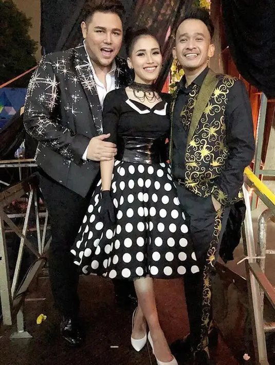 "Terima kasih.... km semangat aku.... Senang banget tahun ini kita semakin dekat... semoga selalu dekat (emoticon love) semoga kamu bisa terima ku apa adanya... aku pun sebaliknya @ayutingting92," tulis Ivan Gunawan. (Instagram/ivan_gunawan)