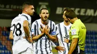 Bek Juventus, Leonardo Bonucci, melakukan protes saat melawan Crotone pada laga Liga Italia di Stadion Ezio Scida, Minggu (18/10/2020). Kedua tim bermain imbang 0-0. (Francesco Mazzitello/LaPresse via AP)