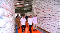 Presiden Jokowi mengecek cadangan beras yang ada di Gudang Bulog GBB Umbul Tengah, Kota Serang, Banten. (Foto: Biro Pers Sekretariat Presiden)