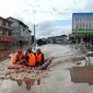 Tim SAR saat mencari penduduk yang terkena dampak banjir setelah hujan lebat di Dazhou, Sichuan, China, Minggu (11/7/2021). Banjir akibat hujan lebat melanda sejumlah wilayah di China. Ribuan orang terpaksa dievakuasi dan rumah-rumah mengalami pemadaman listrik akibat bencana tersebut. (AFP/STR)