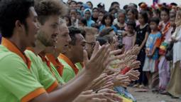 Gaya para peserta pertukaran pelajar Indonesia - Canada saat membawakan tarian saman asal Aceh dalam acara "Tidung Festival 2015" yang digelar di Pulau Tidung, Kepulauan Seribu, Jakarta, Sabtu (7/3/2015). (Liputan6.com/Andrian M Tunay)