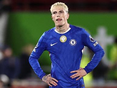 Gelandang Chelsea asal Argentina nomor punggung 49, Alejandro Garnacho, bereaksi di akhir pertandingan Premier League antara Brentford dan Chelsea di Gtech Community Stadium, London, pada 13 September 2025. (HENRY NICHOLLS /AFP)