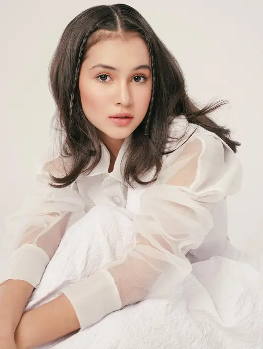 Hasil photoshoot Sandrinna yang luar biasa menawan. Dengan outfit serba putih, Sandrinna tampil menawan dengan makeup flawless yang tak berkesan berlebihan. Mana potret Sandrinna yang jadi favoritmu, Sahabat FIMELA? [Foto: Instagram/sandrinna_11]