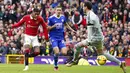 Pemain Manchester United, Marcus Rashford mencetak gol ke gawang Leicester City pada laga Liga Inggris di Stadion Old Trafford, Minggu (19/2/2023). MU menang tiga gol tanpa balas.
(AP Photo/Dave Thompson)