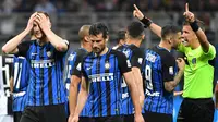 Para pemain Inter Milan tampak kecewa usai dikalahkan Juventus pada laga Serie A di Stadion Giuseppe Meazza, Sabtu (28/4/2018). Inter Milan takluk 2-3 dari Juventus. (AP/Matteo Bazzi)