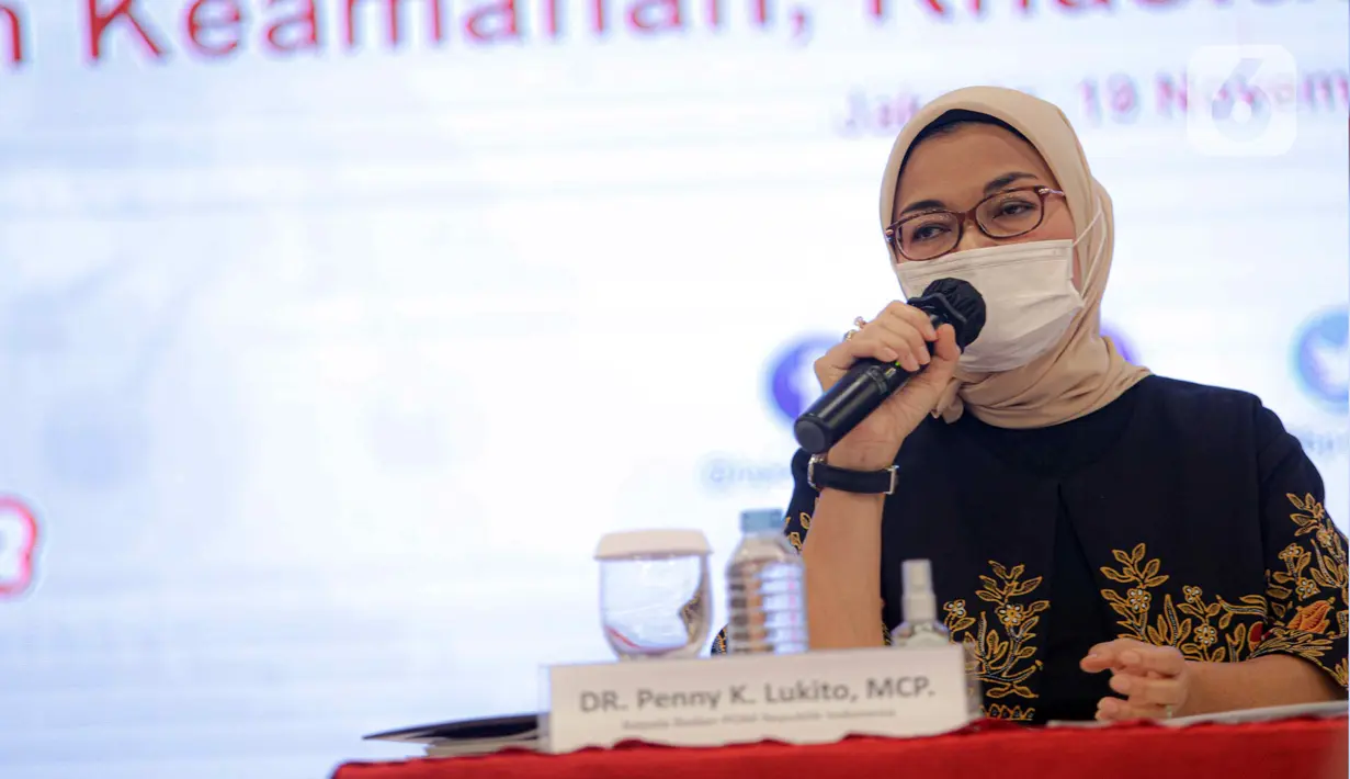 Kepala BPOM Penny K Lukito menyampaikan keterangan terkait vaksin COVID-19 di Gedung BPOM, Jakarta, Kamis (19/11/2020). Penny mengatakan Emergency Use of Authorization (EUA) vaksin COVID-19 Sinovac diharapkan bisa keluar pada minggu ketiga/keempat Januari 2021. (Liputan6.com/Faizal Fanani)