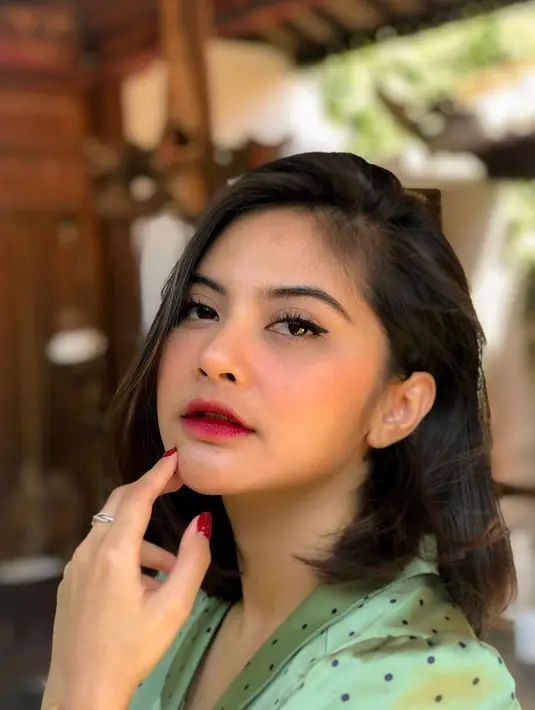 Telah memiliki satu anak, Tiwi sekarang lebih senang dengan gaya rambut pendek yang di blow. Gaya Rambut ini membuat sahabat  Tika Ramlan ini terlihat awet muda. Ia juga tampil anggun dengan paduan makeup matte dan lip tint warna red cherry.(Liputan6.com/IG/@tentangtiwi)
