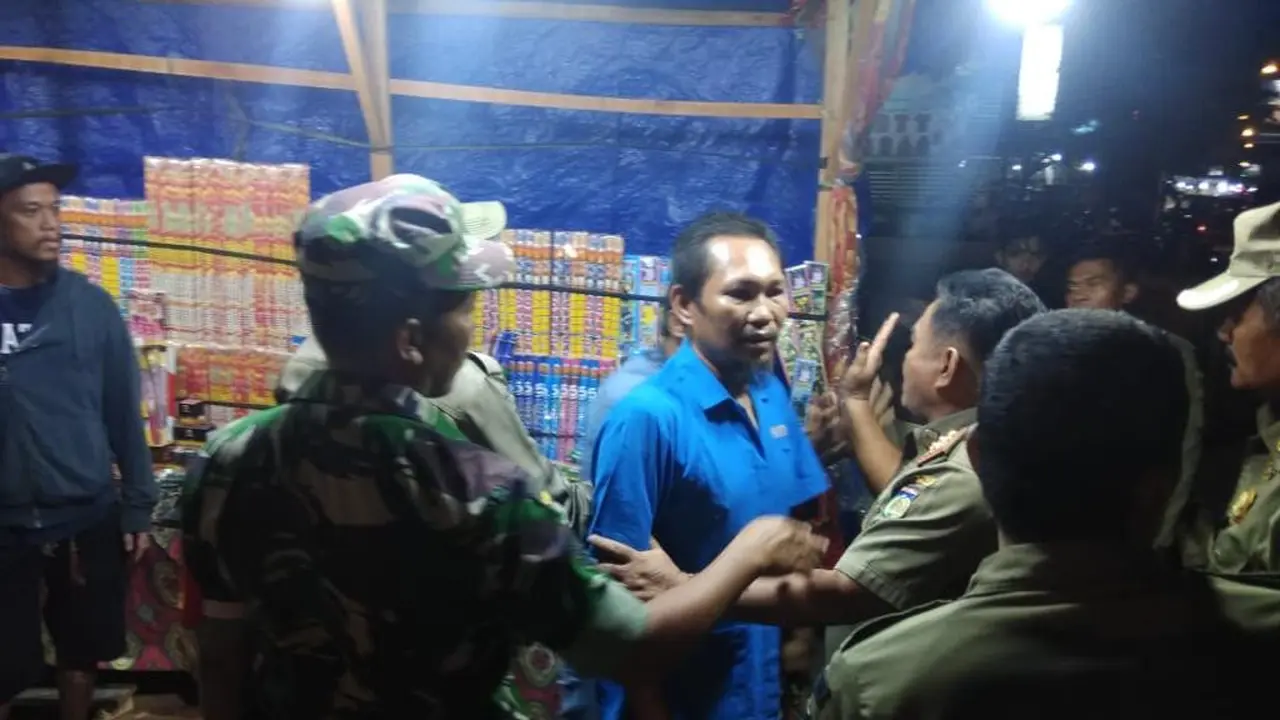 Penertiban pedagang petasan dan kembang api di Palu, Sulteng. (Foto: Liputan6.com/Heri Susanto)
