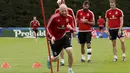 James Collins berlatih melewati rintangan bersama timnas Wales di COSEC Stadium, Dinard, Prancis, (28/6/2016). (REUTERS/Gonzalo Fuentes)