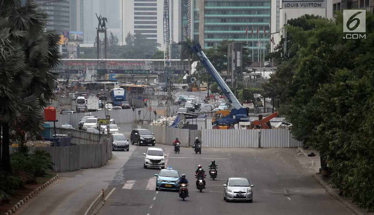 Pengendara sepeda motor melintasi Jalan MH Thamrin-Medan Merdeka Barat, Jakarta Pusat, Kamis (11/1). Peraturan larangan motor melintas di Jalan MH Thamrin pada jam-jam tertentu telah resmi dicabut. (Liputan6.com/Arya Manggala)
