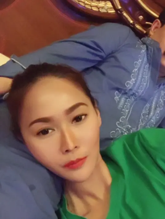 "Suka kya gni gk pernh sombong gk milih" makan d pedagang kaki lima..." tulis rachma.khan. "Saluuttt bunda inul...sll liat kbwh mzt dh jd artiz top," tulis riieeniee. "@jessicanugraha sesuk kita pindah tempat ganti warung bakso," tulis Inul Daratista.