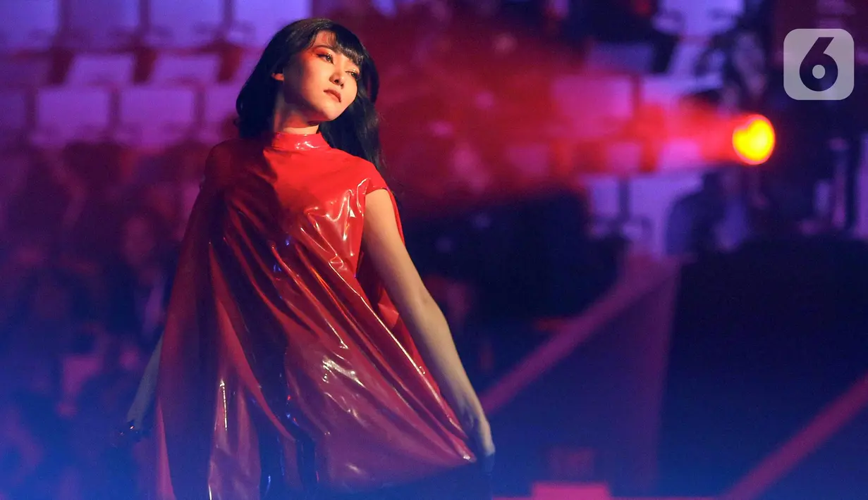 Penyanyi sekaligus pencipta lagu, Isyana Sarasvati saat tampil dalam konser tunggalnya di Istora Gelora Bung Karno, Senayan, Jakarta, Sabtu (16/11/2024) malam. (Liputan6.com/Herman Zakharia)