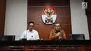 Wakil Ketua KPK Alexander Marwata (kanan) memberi keterangan terkait hasil OTT kasus dugaan penyuapan pembahasan perda penyertaan modal Kota Banjarmasin ke PDAM di Gedung KPK, Jakarta, Jumat (15/9). (Liputan6.com/Helmi Fithriansyah)