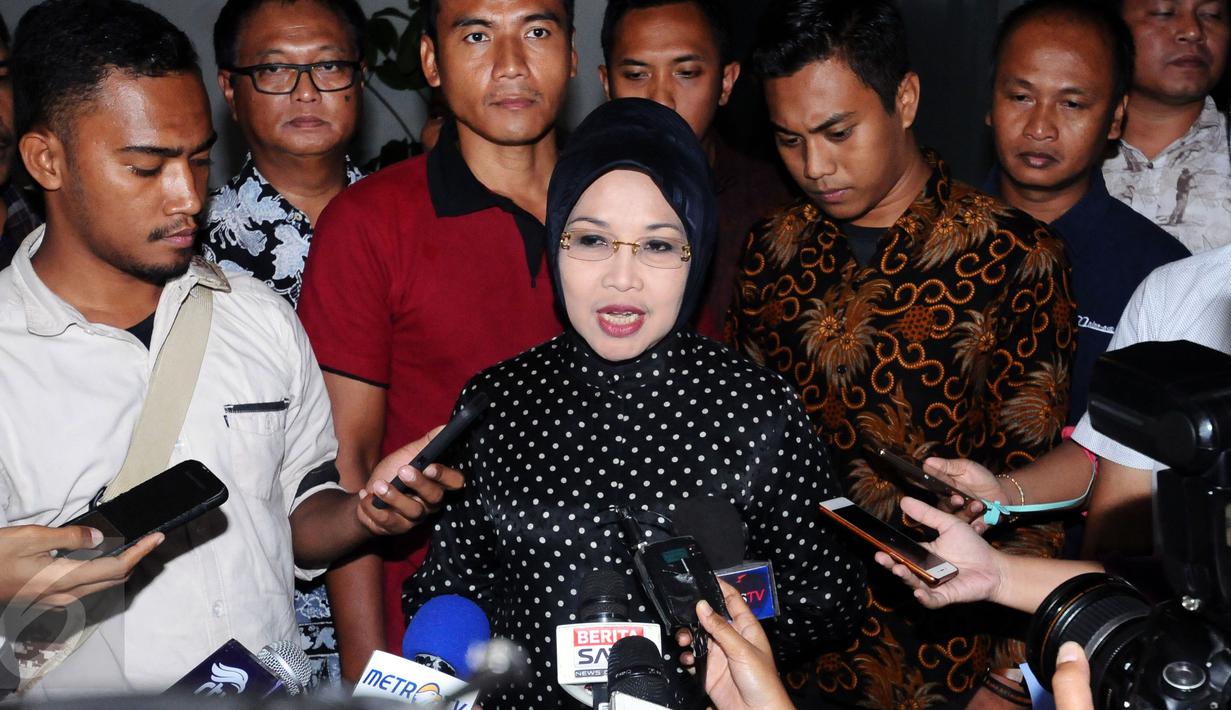 Sylviana Murni memberi keterangan usai menjalani pemeriksaan Dir Tipikor Bareskrim Polri, Jakarta, Rabu (2/1). Ia diperiksa sebagai saksi dugaan korupsi dana hibah Kwarda Pramuka DKI Jakarta TA 2014-2015. (Liputan6.com/Helmi Fithriansyah)