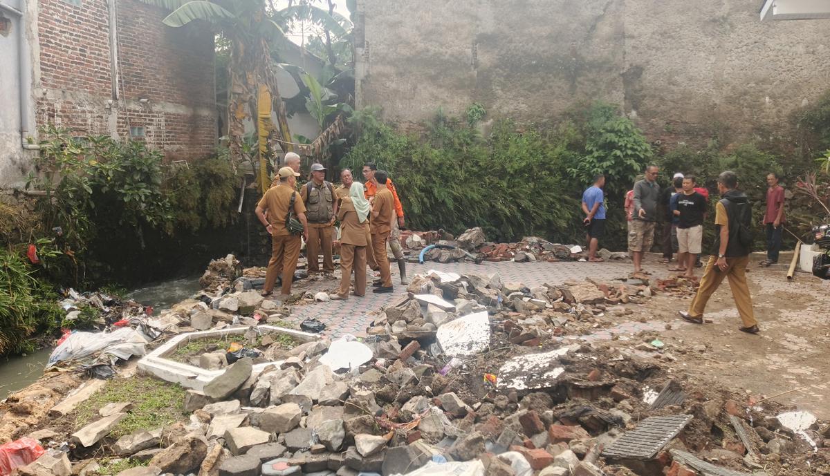 Anak Sungai Citarum Meluap dan Tembok Rumah Jebol, 2 Mobil Hanyut Sulit Dievakuasi