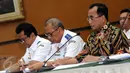 Menhub, Budi Karya Sumadi (kanan) memaparkan kesiapan angkutan jelang perayaan Natal 2016 dan Tahun Baru 2017 di Jakarta, Selasa (6/12). Diprediksi arus libur panjang terjadi dua hari jelang natal dan tahun baru. (Liputan6.com/Helmi Fithriansyah)