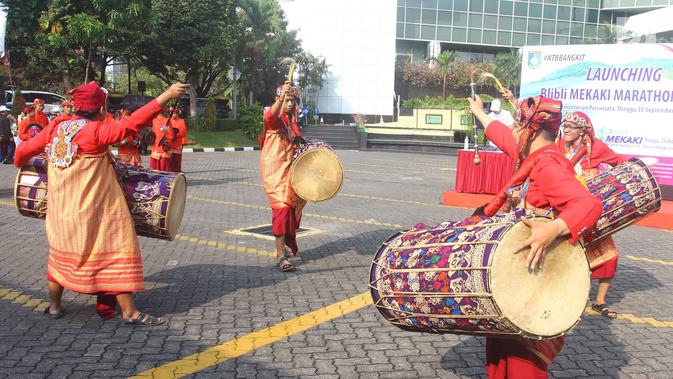 Penari membawakan tarian khas NTB saat acara launching Blibli Mekaki Marathon 2018 di Gedung Sapta Pesona, Kementerian Pariwisata, Jakarta, Minggu (30/9). Mekaki Marathon 2018 akan menjadi momentum bagi Lombok untuk bangkit. (Liputan6.com/Angga Yuniar)