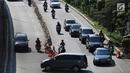 Sejumlah kendaraan melawan arah di kawasan Petukangan, Jakarta, Senin (18/6). Banyak pengendara mengabaikan keselamatan berlalu lintas di momen libur Lebaran dengan melawan arah hingga tidak mengenakan helm saat berkendara. (Liputan6.com/Angga Yuniar)