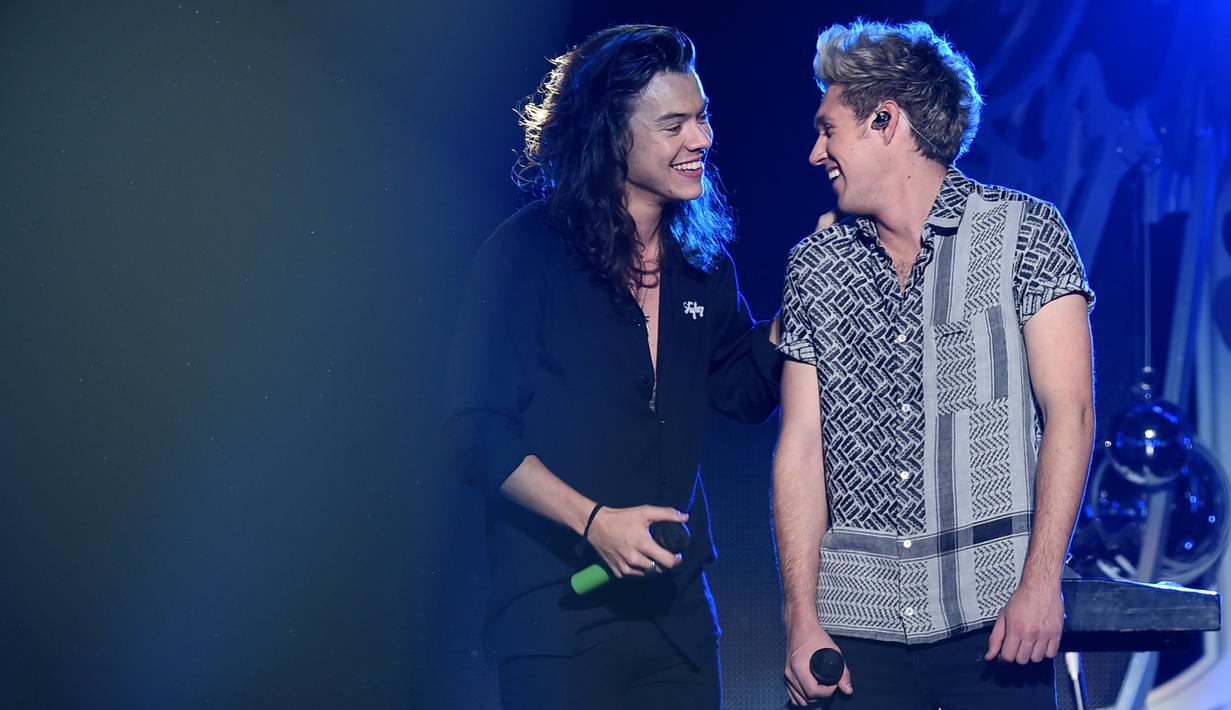 Aksi Harry Styles dan Niall Horan One Direction di acara iHeart Radio Jingle Ball di Staples Center, Los Angeles, Jumat (4/12). Konser itu menjadi terakhir kalinya mereka tampil bersama di Amerika. (Christopher Polk/Getty Images untuk iHeartMedia/AFP)