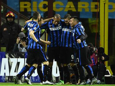 Para pemain Inter Milan merayakan gol yang dicetak Mauro Icardi ke gawang Chievo pada laga Serie A di Stadion San Siro, Italia, Rabu (3/2/2016). La Beneamata berhasil menang 1-0. (AFP/Olivier Morin)