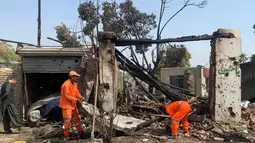Pekerja Kota Afghanistan membersihkan lokasi ledakan di Kabul, Afghanistan, Rabu (9/9/2020). Kepala Kantor Wapres Afghanistan Razwan Murad mengatakan Saleh dalam kondisi baik-baik saja dan tidak ada ajudan yang terluka dalam aksi bom bunuh diri tersebut. (AP Photo/Rahmat Gul)