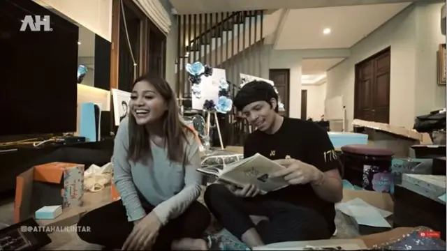 Bukan Kado Jokowi, Hadiah Buku dari Fans yang Bikin Atta Halilintar dan Aurel Hermansyah Heboh
