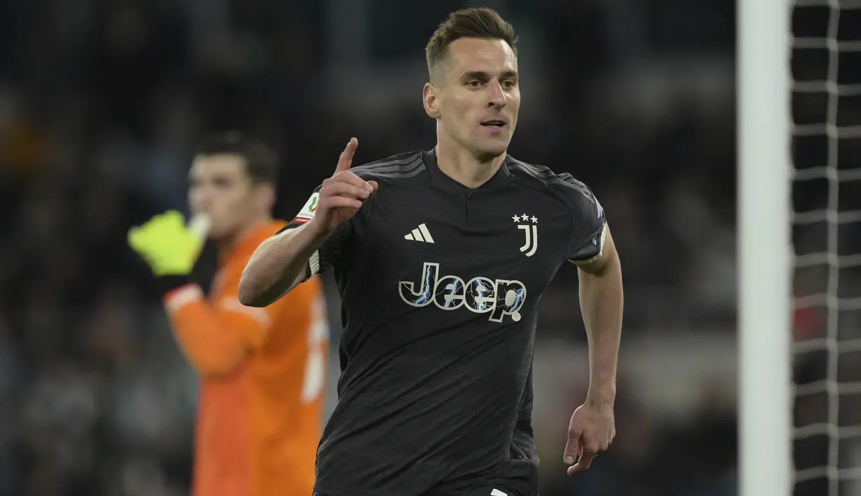 Arkadiusz Milik dari Juventus melakukan selebrasi usai mencetak gol ke gawang Lazio pada laga semifinal Coppa Italia meski kalah dari Lazio di Stadio Olimpico, Roma, Rabu (24/2/2024).  (Foto AP/Alfredo Falcone)