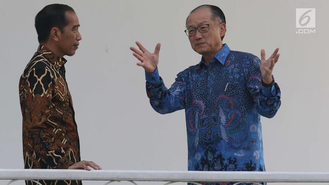 Presiden Joko Widodo (Jokowi) berbincang santai dengan Presiden Bank Dunia, Jim Yong Kim di beranda Istana Kepresidenan Bogor, Jawa Barat, Rabu (4/7). Dalam kunjungan kehormatan itu, Jokowi dan Kim kompak menggunakan batik. (Liputan6.com/Angga Yuniar)