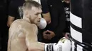 Petarung MMA, Conor McGregor, melakukan latihan terbuka di hadapan media di Las Vegas, Jumat (11/8/2017). McGregor akan bertanding melawan petinju Floyd Mayweather Jr pada  26 Agustus mendatang. (AP/John Locher)