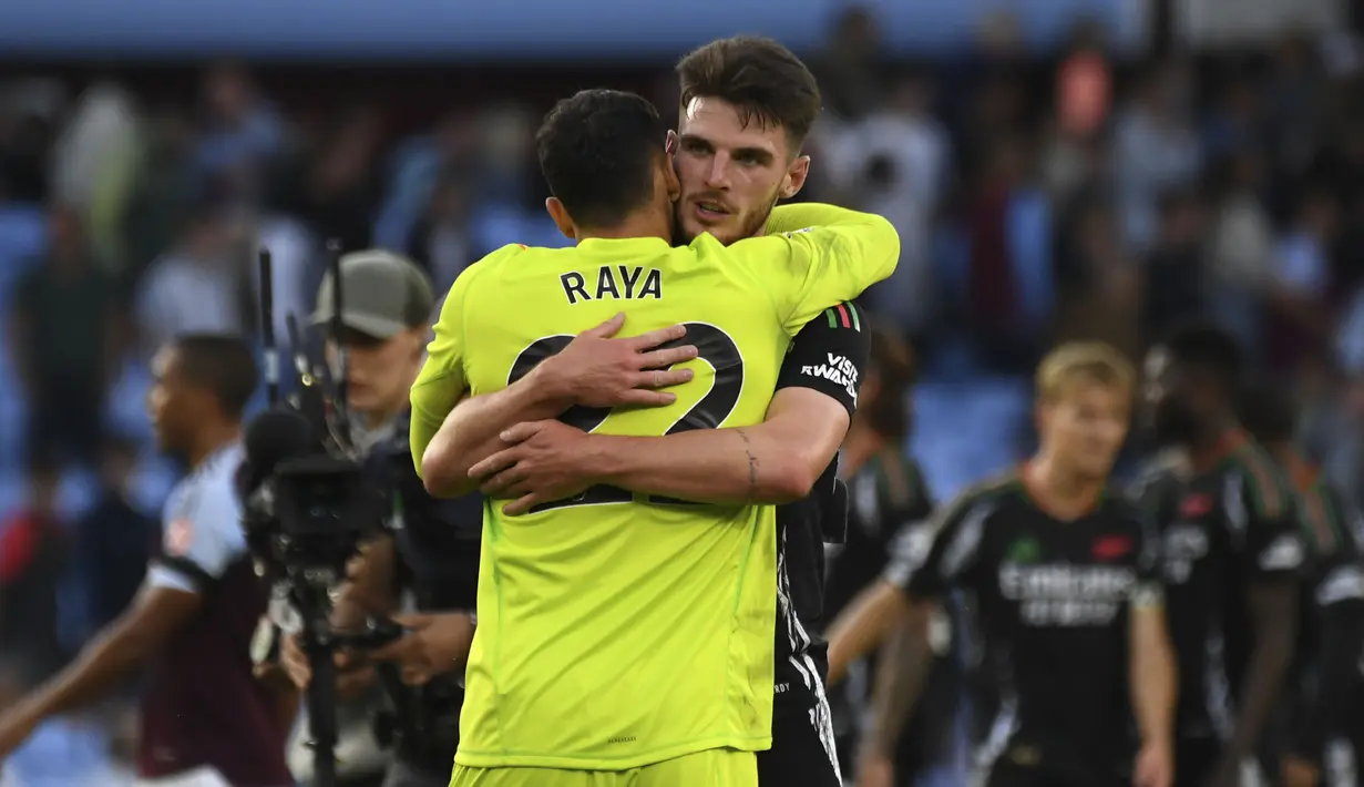 Kiper Arsenal, David Raya (kiri) merayakan kemenangan bersama Declan Rice setelah laga lanjutan Liga Inggris 2024/2025 di Villa Park, Birmingham, Inggris, Sabtu (24/08/2024) malam WIB. (AFP/Adrian Dennis)