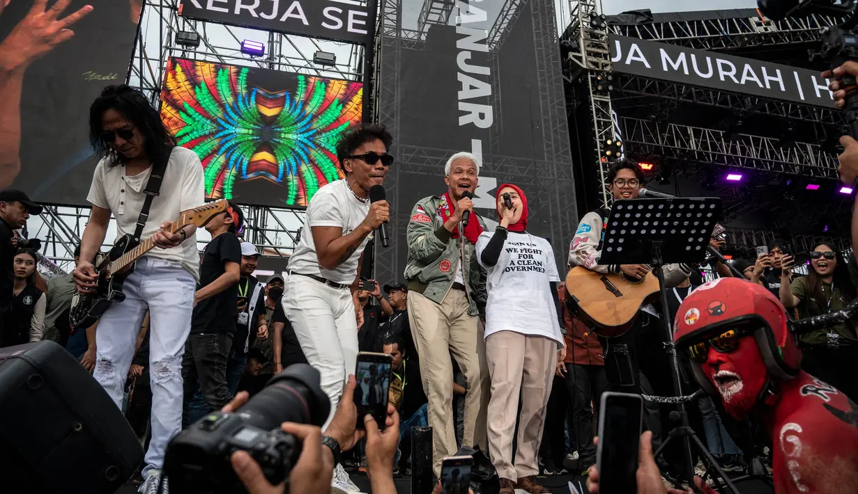 Ganjar-Mahfud disambut dengan lagu Salam Metal yang dinyanyikan grup band Slank. (JUNI KRISWANTO/AFP)
