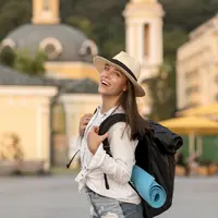 Seorang Perempuan Melakukan Solo Traveling | copyright freepik