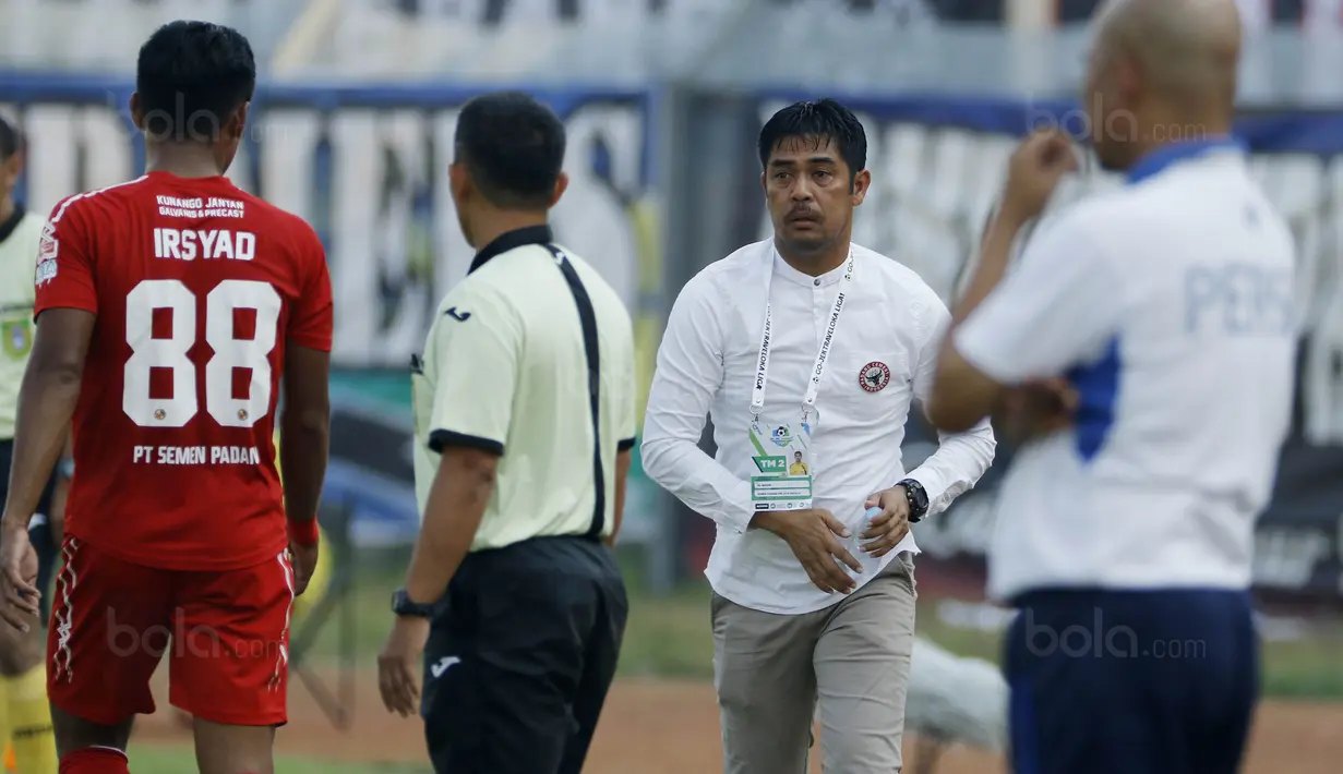 Pelatih Semen Padang, Nil Maizar, saat pertandingan melawan Persib pada laga Liga 1 Indonesia di Stadion Si Jalak Harupat, Bandung, Sabtu, (9/9/2017). Persib ditahan imbang 2-2 oleh Semen Padang. (Bola.com/M Iqbal Ichsan)