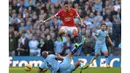 Gelandang Manchester United, Angel Di Maria melompat saat ditekel bek Manchester City, Vincent Kompany pada laga Liga Inggris di Etihad Stadium, Inggris, Minggu (2/11/2014). Di Maria hanya bermain semusim untuk MU. (EPA/Peter Powell)