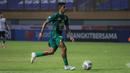 Gelandang Persebaya, Ricky Kambuaya menggiring bola untuk mencetak gol kedua saat saat melawan Persikabo 1973 dalam laga pekan kedua BRI Liga 1 2021/2022 di Stadion Wibawa Mukti, Cikarang, Sabtu (11/09/2021) WIB. (Foto: Bola.com/Bagaskara Lazuardi)