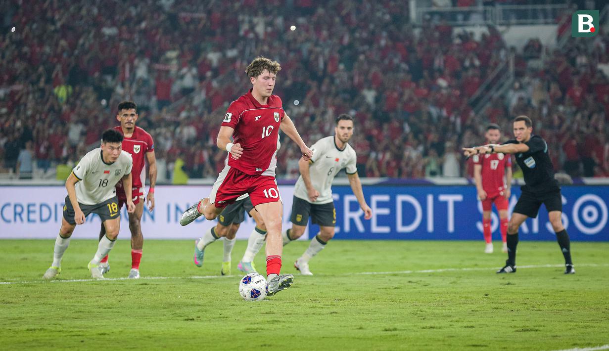 Pemain Timnas Indonesia, Jay Idzes mencetak gol melalui tendangan penalti dalam laga lanjutan putaran ketiga Kualifikasi Piala Dunia 2026 melawan China di Stadion Utama Gelora Bung Karno (SUGBK), Senayan, Jakarta, Selasa (05/06/2025). (Bola.com/Bagaskara Lazuardi)