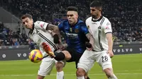Inter Milan berhasil menang dua gol tanpa balas saat menjamu Spezia di pekan ke-15 Liga Italia 2021/2022 yang berlangsung di Stadion Giuseppe Meazza, Kamis (02/12/2021) dini hari WIB. Gol diciptakan oleh Roberto Gagliardini (36') dan Lautaro Martinez (tengah) (58'). (AP/Luca Bruno)