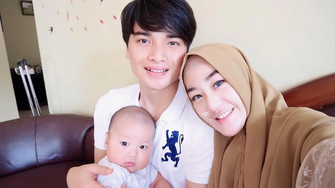 Alvin Faiz dan Larissa Chou bersama putra mereka, Yusuf.