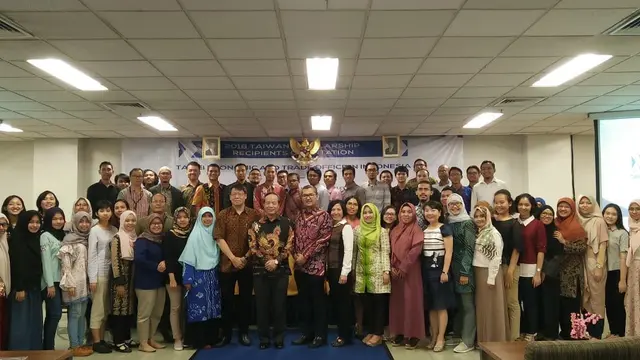 Kepala kantor Perwakilan Ekonomi dan Perdagangan Taiwan di Indonesia (Taipei Economic and Trade Office) John Chen berfoto bersama para penerima beasiswa (TETO Indonesia)