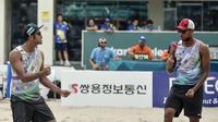 Mohammad Ashfiya (kiri) dan Ade Chandra bakal tampil di final voli pantai putra Asian Games 2018 sore ini (ANTARA FOTO/INASGOC/Muhammad Adimaja/Ful/18)