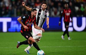 Gelandang AC Milan, Adrien Rabiot, berjibaku melawan gelandang Juventus, Manuel Locatelli, pada pertandingan Liga Italia 2025/2026 di The Allianz Stadium, Turin, Senin (6/10/2025) dini hari WIB. (AFP/Marco Bertorello)