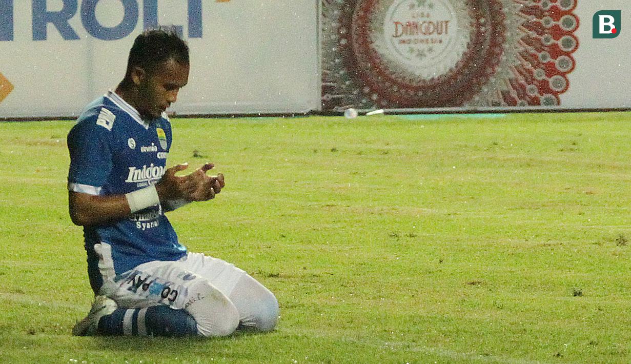 Striker Persib Bandung, Airlangga Sucipto, berdoa usai laga melawan Arema FC pada laga persahabatan di Stadion GBLA, Bandung, Minggu (18/3/2018). Persib menang 2-1 atas Arema FC. (Bola.com/Asprilla Dwi Adha)