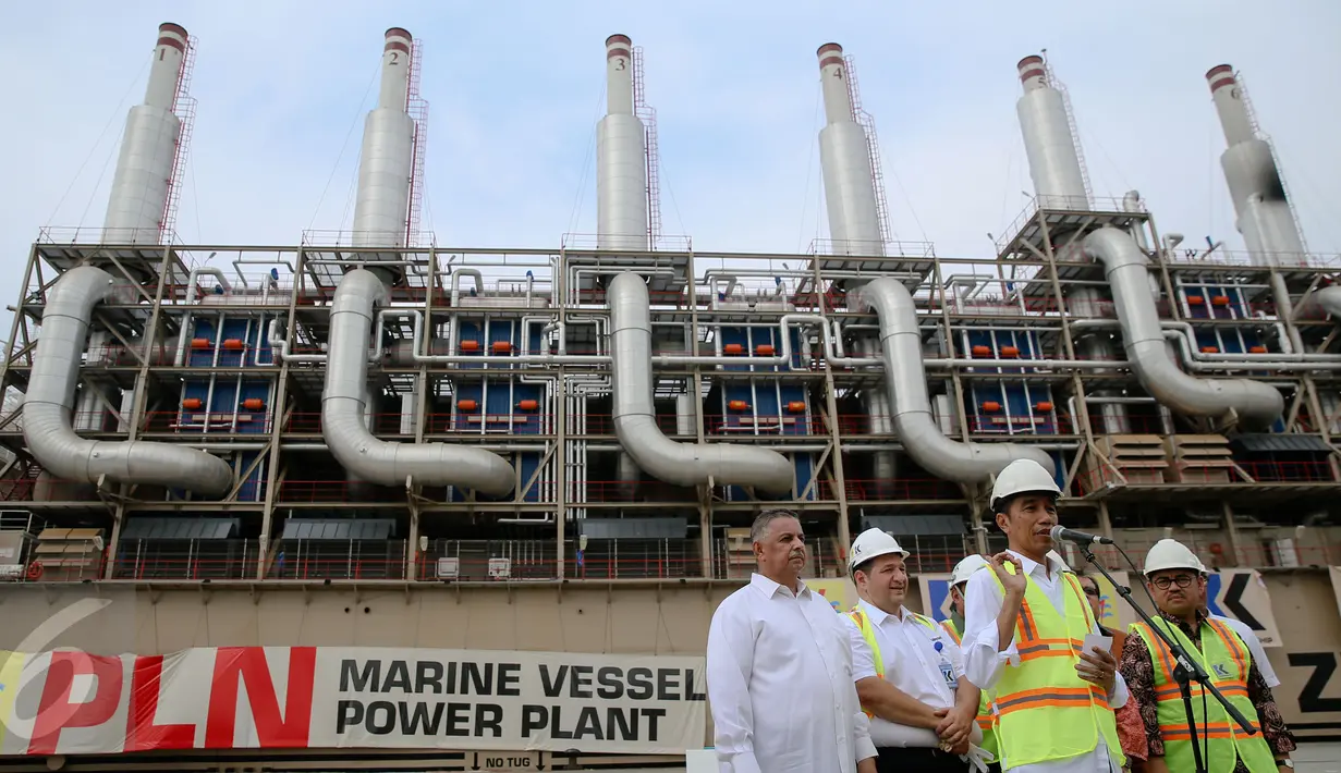 Presiden Joko Widodo memberikan keterangan pers usai meresmikan Marine Vessel Power Plant di Pelabuhan IPC, Jakarta, Selasa (8/12/2015). Marine Vessel Power Plant adalah kapal buatan Turki yang disewa oleh PLN selama 5 tahun. (Liputan6.com/Faizal Fanani)