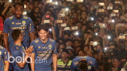 Michael Essien (kiri) bercanda bersama Toni Sucipto dan Ahmad Juprianto saat perkenalan tim Persib di Stadion Siliwangi, Bandung, Minggu (2/4/2017). Peluncuran tim ini menandai kesiapan Persib menghadapi Liga 1 Indonesia. (Bola.com/Nicklas Hanoatubun)