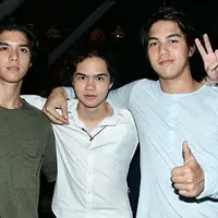 Suasana haru pun terjadi saat El yang didampingi sang bunda hendak berangkat ke London, terlebih saat dua saudara laki-lakinya, Al dan Dul juga ikut melepas kepergian El di bandara. Mereka pun saling berpelukan. (Instagram/elelrumi)